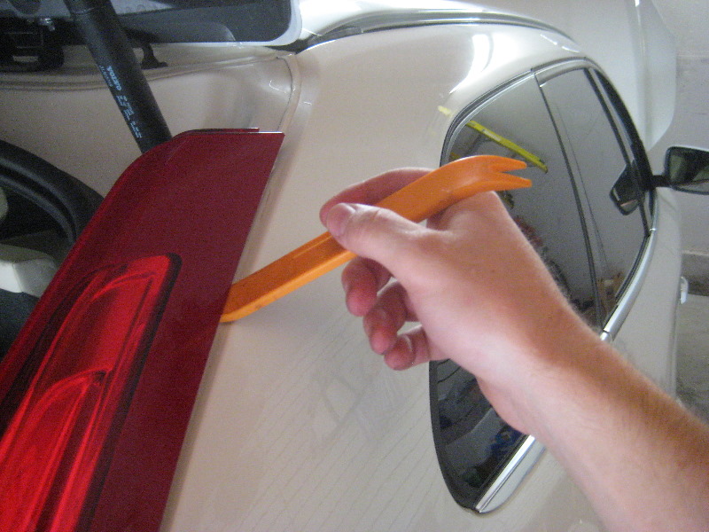 Volvo-XC60-Rear-Turn-Signal-Tail-Light-Bulbs-Replacement-Guide-037