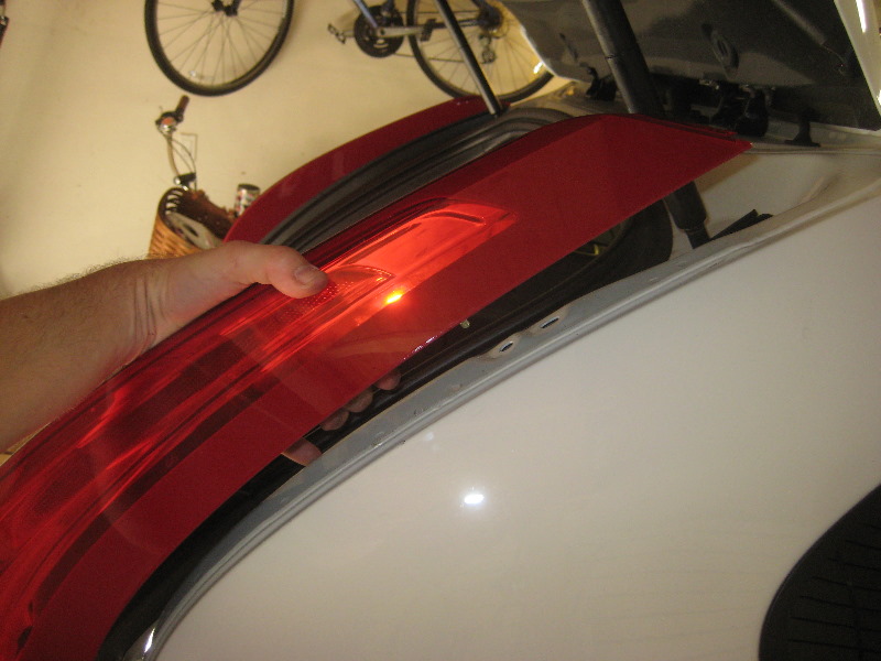 Volvo-XC60-Rear-Turn-Signal-Tail-Light-Bulbs-Replacement-Guide-039