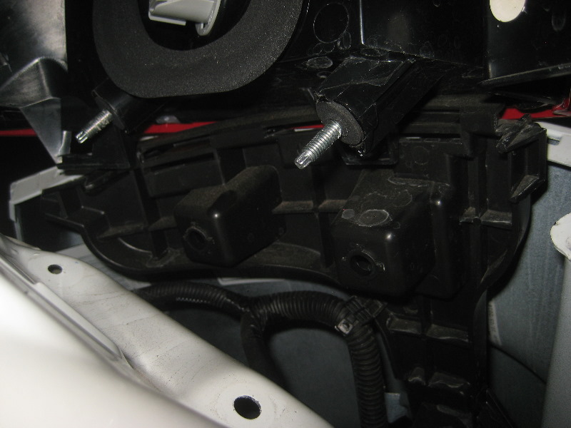 Volvo-XC60-Rear-Turn-Signal-Tail-Light-Bulbs-Replacement-Guide-040