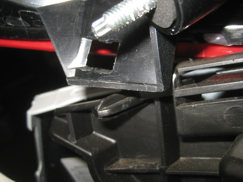 Volvo-XC60-Rear-Turn-Signal-Tail-Light-Bulbs-Replacement-Guide-042