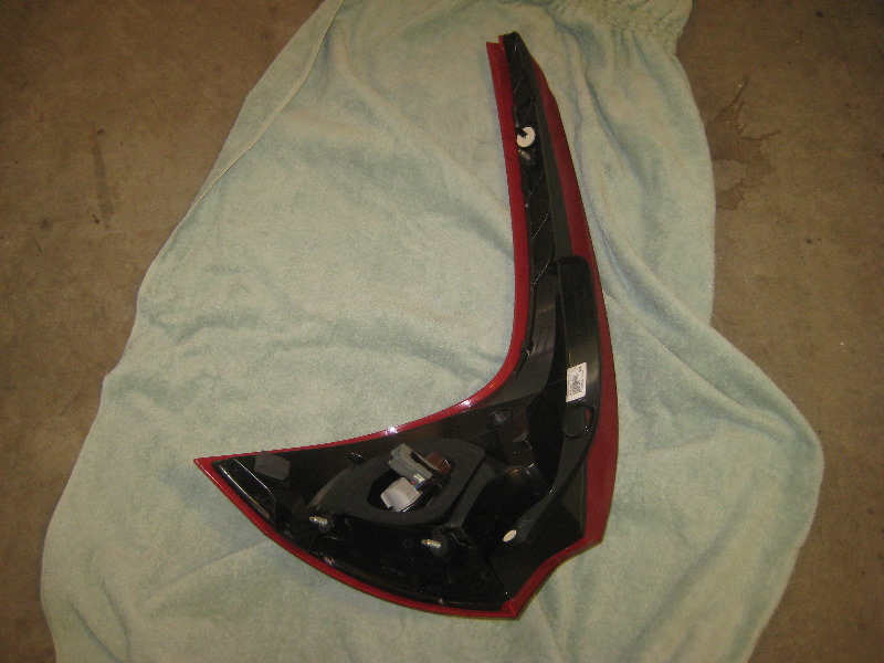 Volvo-XC60-Rear-Turn-Signal-Tail-Light-Bulbs-Replacement-Guide-045