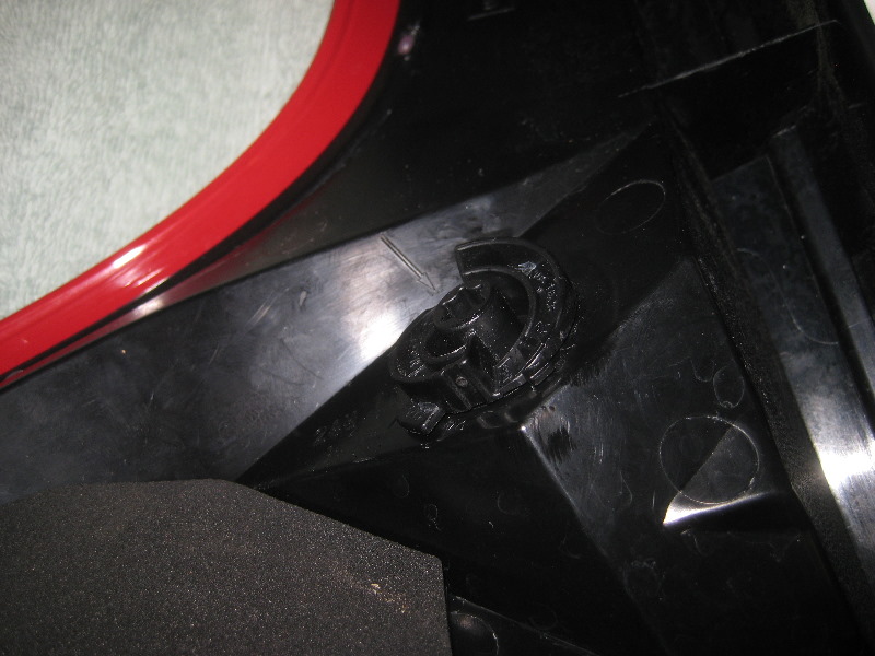 Volvo-XC60-Rear-Turn-Signal-Tail-Light-Bulbs-Replacement-Guide-046