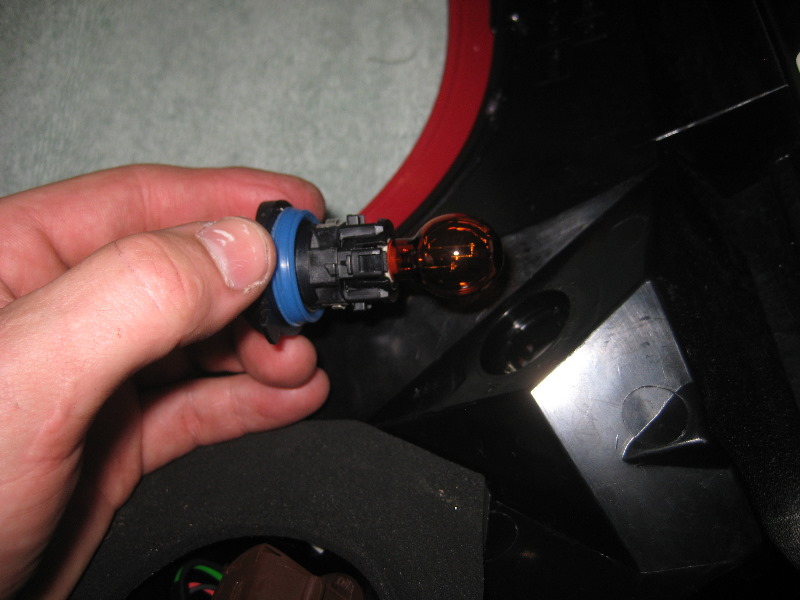 Volvo-XC60-Rear-Turn-Signal-Tail-Light-Bulbs-Replacement-Guide-048