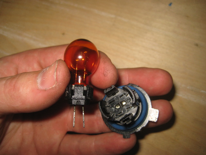 Volvo-XC60-Rear-Turn-Signal-Tail-Light-Bulbs-Replacement-Guide-049