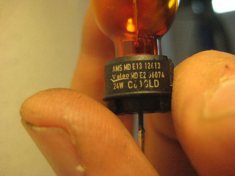 Volvo-XC60-Rear-Turn-Signal-Tail-Light-Bulbs-Replacement-Guide-050