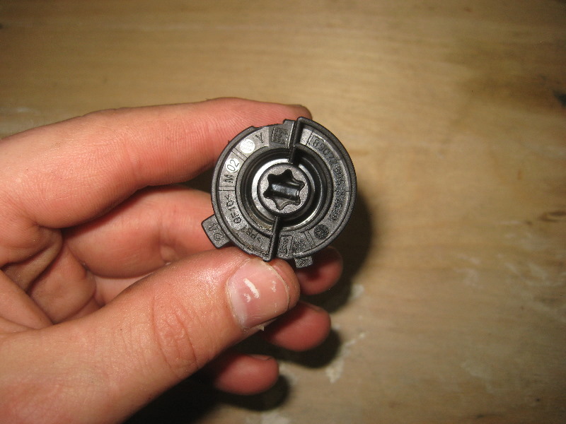 Volvo-XC60-Rear-Turn-Signal-Tail-Light-Bulbs-Replacement-Guide-052