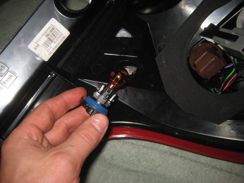 Volvo-XC60-Rear-Turn-Signal-Tail-Light-Bulbs-Replacement-Guide-053