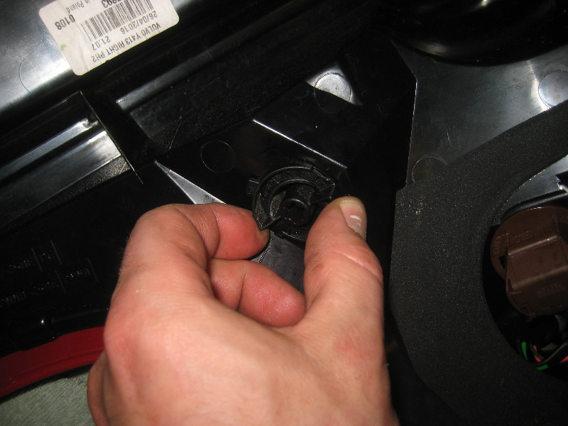 Volvo-XC60-Rear-Turn-Signal-Tail-Light-Bulbs-Replacement-Guide-054