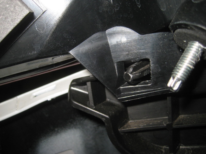 Volvo-XC60-Rear-Turn-Signal-Tail-Light-Bulbs-Replacement-Guide-058