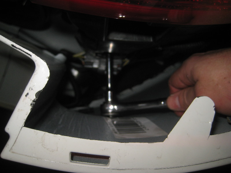 Volvo-XC60-Rear-Turn-Signal-Tail-Light-Bulbs-Replacement-Guide-062