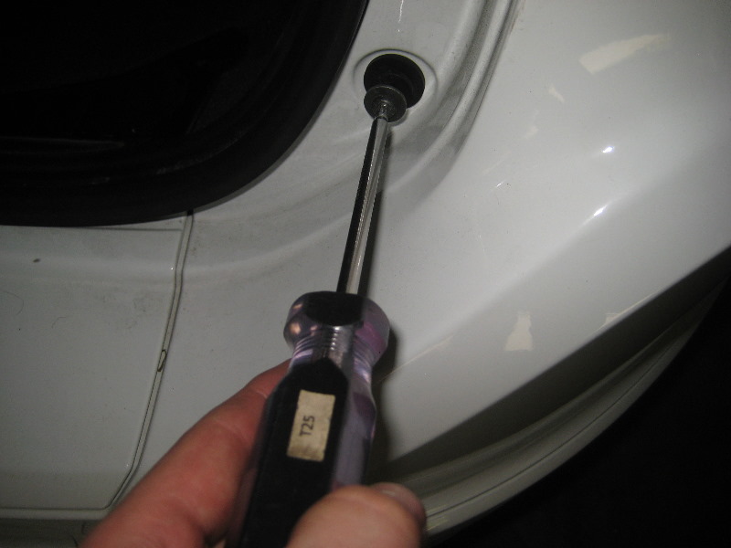 Volvo-XC60-Rear-Turn-Signal-Tail-Light-Bulbs-Replacement-Guide-067