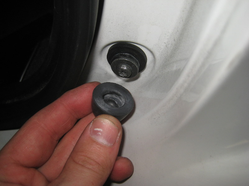 Volvo-XC60-Rear-Turn-Signal-Tail-Light-Bulbs-Replacement-Guide-068