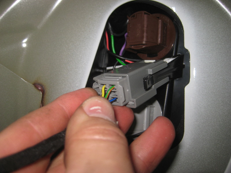 Volvo-XC60-Rear-Turn-Signal-Tail-Light-Bulbs-Replacement-Guide-070