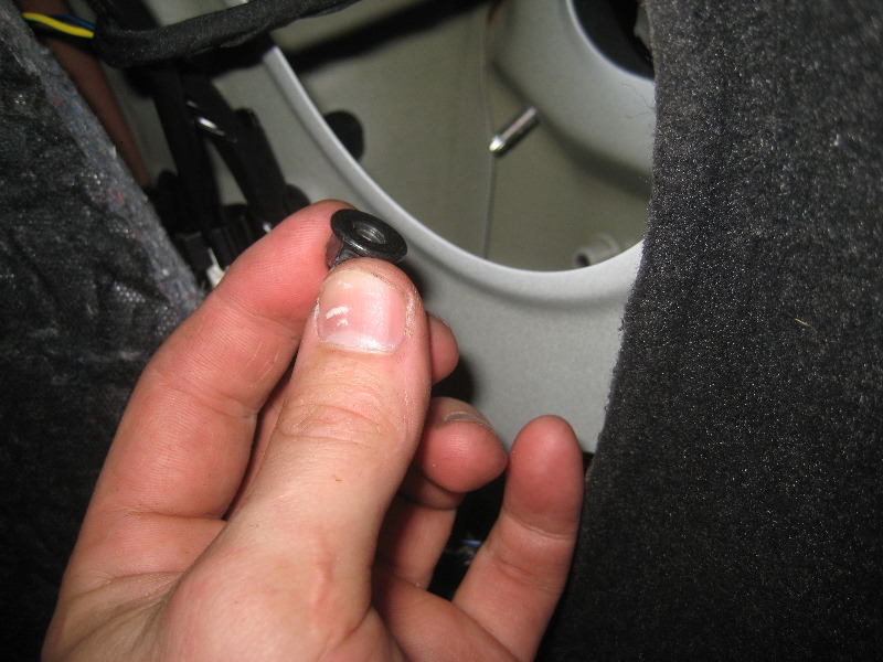 Volvo-XC60-Rear-Turn-Signal-Tail-Light-Bulbs-Replacement-Guide-071