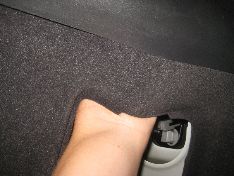 Volvo-XC60-Rear-Turn-Signal-Tail-Light-Bulbs-Replacement-Guide-072