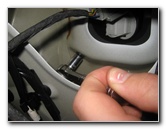 Volvo-XC60-Rear-Turn-Signal-Tail-Light-Bulbs-Replacement-Guide-006